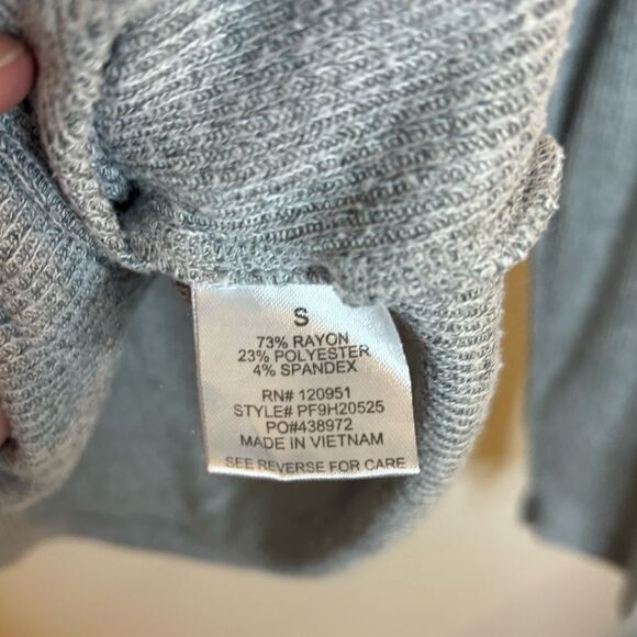 Pink Rose Gray Ribbed Long Sleeve V-Neck Top Size Small - Picture 4 of 6